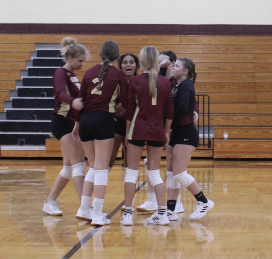 Lady+Rebels+huddle+before+game.