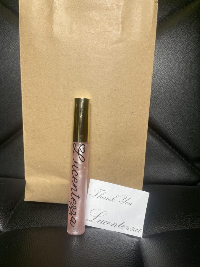 Lucentezza+is+currently+advertising+their+lip+gloss+called+Pink+Champagne.